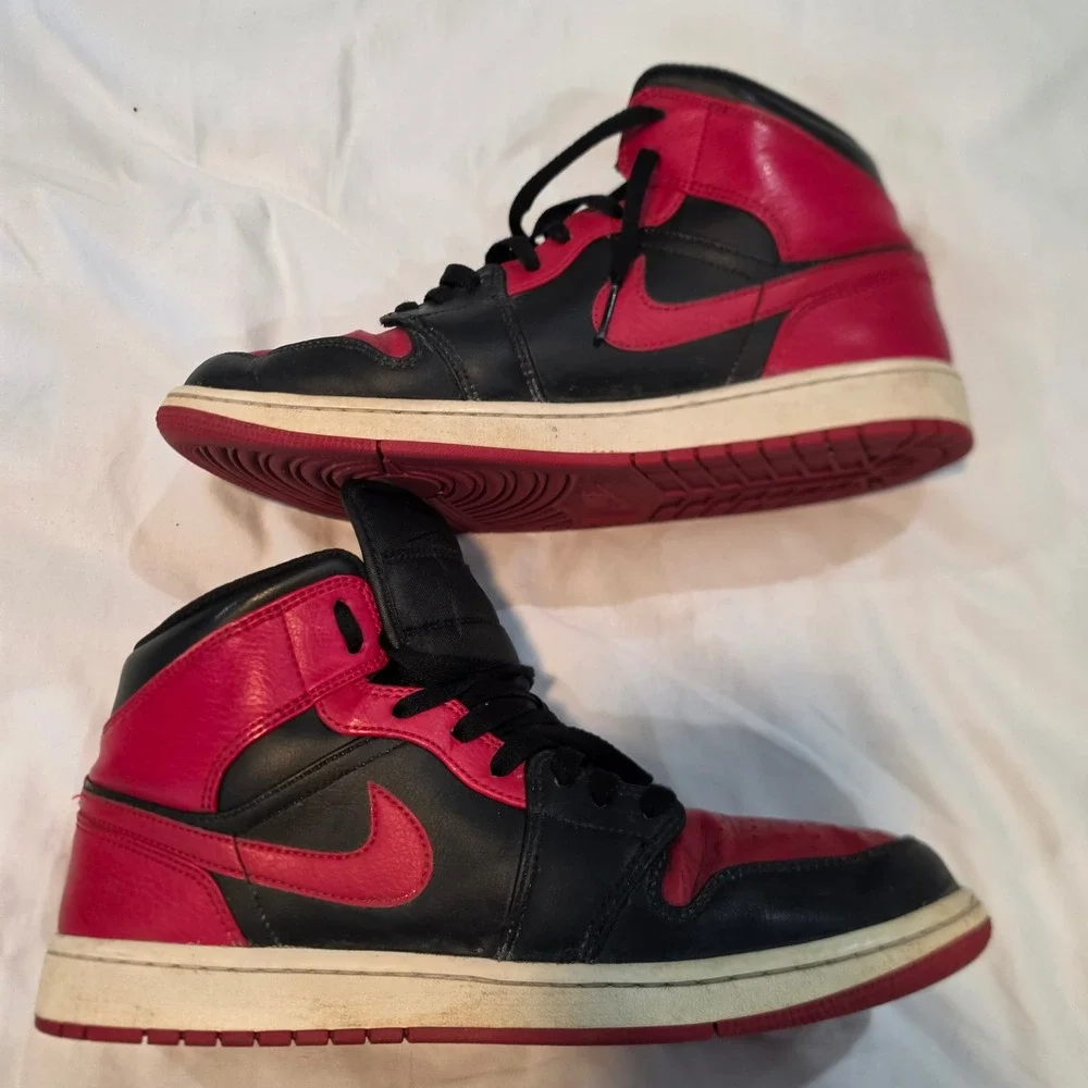 Nike Air Jordan 1 Mid Men 11.5 Black Red Good 554724-074 Bred Sneakers